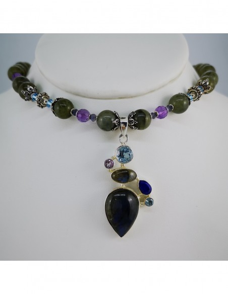 Collar con Colgante de Labradorita, Amatista, Topacio Azul y Cristal Swarosky